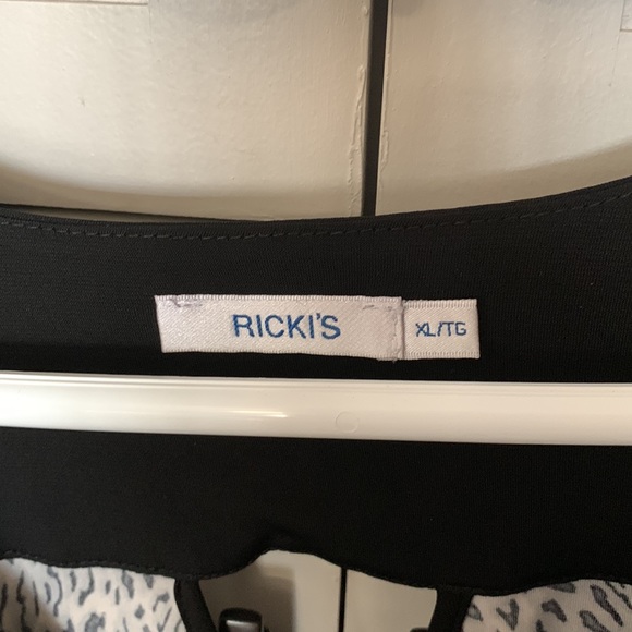 Sleeveless top, size XL , black white & gray animal print - Picture 2 of 3